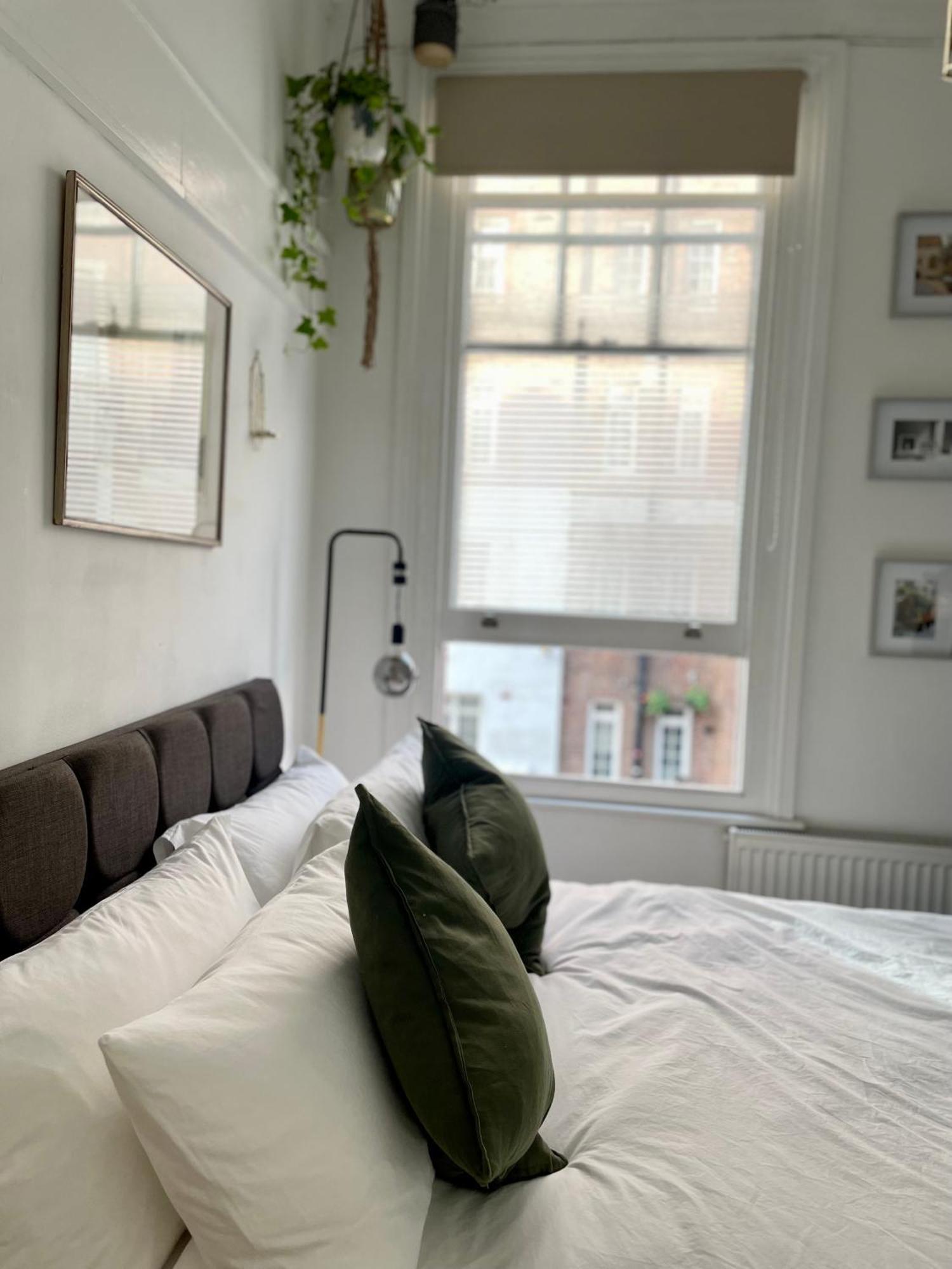 Appartamento Modern Flat In Victorian West Kensington Mansion Londra Esterno foto