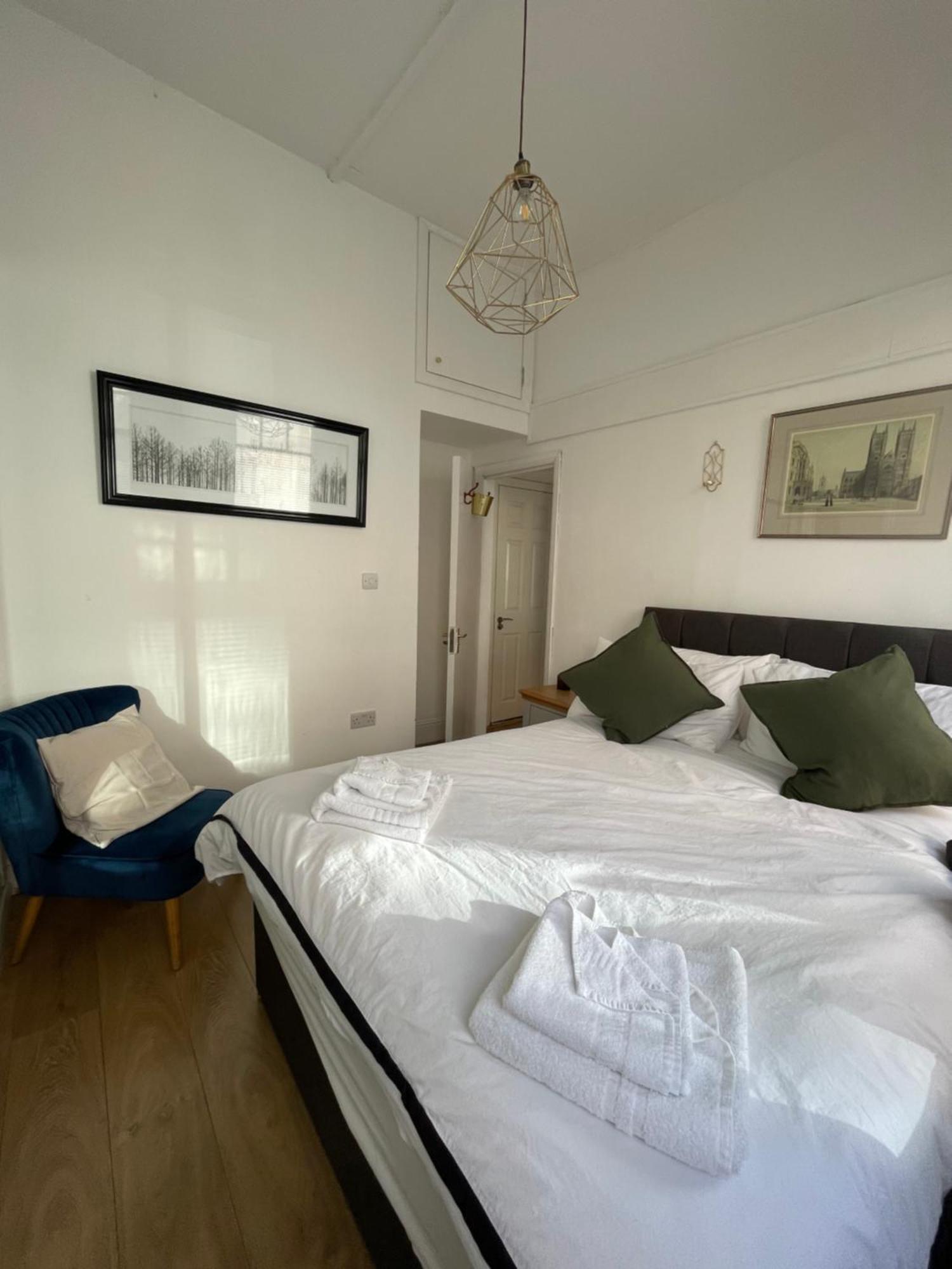Appartamento Modern Flat In Victorian West Kensington Mansion Londra Esterno foto